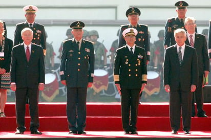 Bienvenida. Los secretarios Salvador Cienfuegos, de la Sedena, y Francisco Soberón Sanz, de la Semar, durante la ceremonia de bienvenida a los ministros Robert Nicholson, de Canadá, y Charles Heigel, de Estados Unidos.