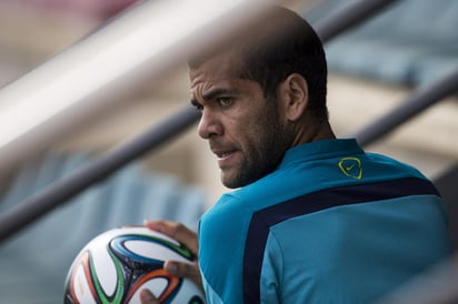 Dani Alves jugó bajo las órdenes de 'Tito' en la temporada 2012-2013. (ARCHIVO)