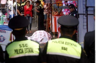 Crimen. Policías estatales arribaron a un tianguis de Neza para tratar de dar con los agresores de un hombre que murió.