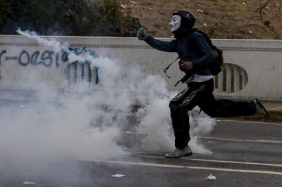 Delito. Un joven enmascarado se enfrenta a las autoridades. La definición de terrorismo actual es muy amplia e incluye muchas acciones.