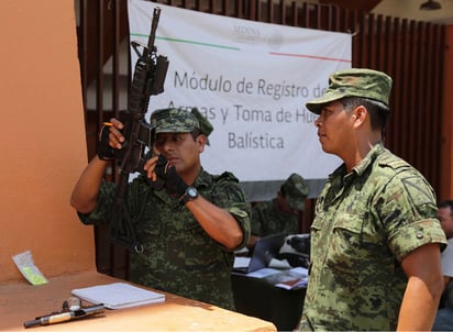 Proceso. Las autodefensa aceptaron entregar o registrar las armas que poseen sin licencia.