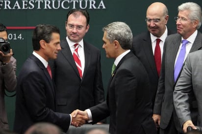 Presentación. De izquierda a derecha, el presidente Enrique Peña Nieto, Luis Videgaray, Miguel Ángel Mancera, Juan José Guerra y Gerardo Ruiz Esparza durante la presentación del Programa Nacional de Infraestructura 2014-2018.