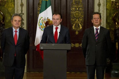 El secretario de Hacienda, Luis Videgaray y Pedro Joaquín Coldwell, respondieron algunas de las preguntas lanzadas por el cineasta Alfonso Cuarón. (Notimex) 