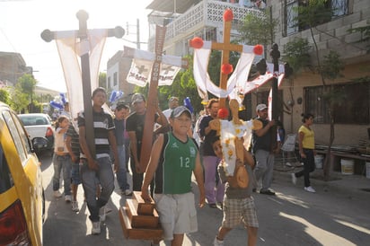 FESTEJAN DÍA DE LA SANTA CRUZ.  En el marco de los festejos por el Día de la Santa Cruz y como una tradición que data de 80 años, vecinos de la colonia Compresora celebraron sus tradicionales fiestas patronales. Dicha tradición inició en el año de 1934 por parte de la familia Simental, y actualmente la tradición está a cargo de las familias García Rodarte y Macías Núñez en Torreón.