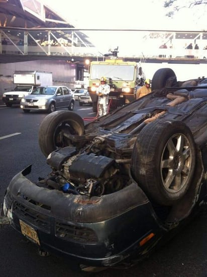 El presunto responsable manejaba a exceso de velocidad un Jetta por el Boulevard Puerto Aéreo a la terminal de vuelos nacionales, lo que provocó el volteo del vehículo. (Tomada de Twitter) 
