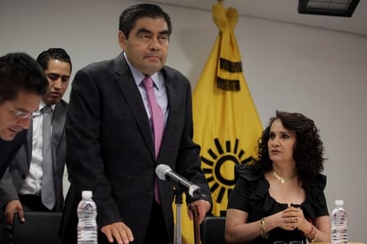 Conferencia. El coordinador del PRD en el Senado, Miguel Barbosa, acompañado de la legisladora, Dolores Padierna.