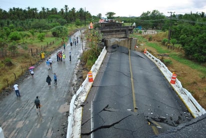 El puente 'El Cuajilote' colapsó por completo, el cuál se había dañado con el temblor pasado. (Notimex)