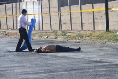 Cuerpo. Quedó tendido sobre la carretera de la calzada Lázaro Cárdenas casi esquina con la calzada Valle del Guadiana.