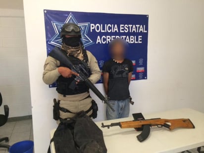 Detenido. Se le aseguró un fusil de asalto exclusivo del Ejército AK-47 de los llamados 'cuerno de chivo'.