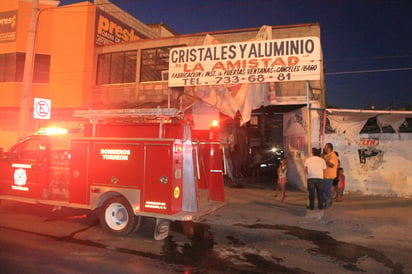 Fuego. Consumió parte del taller y un vehículo que se encontraba dentro del mismo al momento del siniestro.