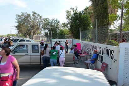 Acceso. Las madres de familia impidieron el acceso al plantel para exigir que reinstalen al director. (EL SIGLO DE TORREÓN)