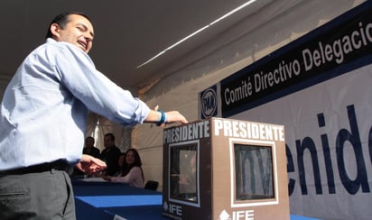 Ernesto Cordero acudió a votar a la casilla que se encontraba instalada en la explanada de la delegación Cuajimalpa. (NOTIMEX)