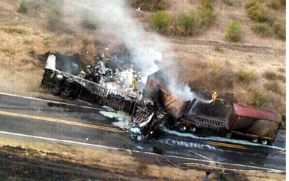 El choque de dos tractocamiones en la carretera Yuriria-Valle de Santiago causó la muerte de uno de los conductores. (Twitter)