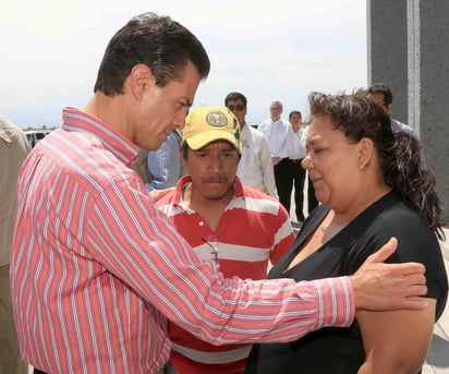 Bullyng. Peña Nieto junto a los padres del niño que murió a causa de una agresión en la escuela.