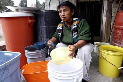 Problema. Algunos tienen que ir por el líquido a un ojo de agua en Santa Rosa Xochiac.
