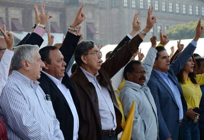 Oposición. El líder nacional del PRD, Jesús Zambrano y una comitiva de legisladores iniciaron ayer lunes una gira en Washington, Estados Unidos.