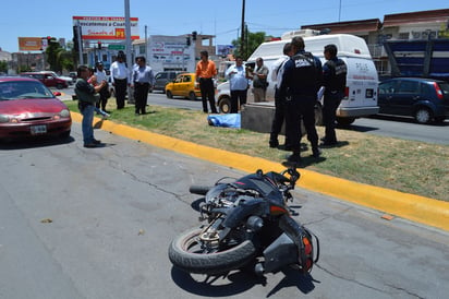 No llevaba casco. El joven motociclista tenía a simple vista una herida de gravedad en la cabeza, pues no llevaba casco de seguridad.