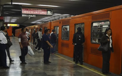 La bancada del tricolor en la Cámara Alta propuso solicitar al GDF se eviten casos como el del 17 de mayo pasado cuando un conductor de la Línea 9 fue detenido por los propios pasajeros por conducir alcoholizado. (Archivo)