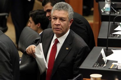 Dictaminación. El senador David Penchyna durante la sesión de la Comisión Permanente del Congreso de la Unión.