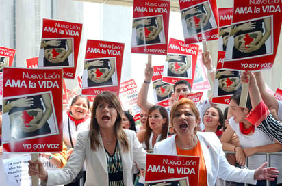 Protestan. Activistas de la agrupación 'Yo soy voz' corearon consignas ayer a las afueras del Congreso local.