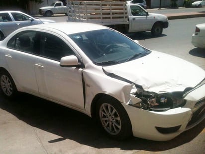 Colisión. Dañado del frente quedó el automóvil Mitsubishi, al impactarse contra camioneta.