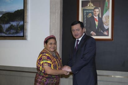 Osorio Chong y Rigoberta Menchú conversaron sobre los derechos humanos de los indígenas. (Twitter) 
