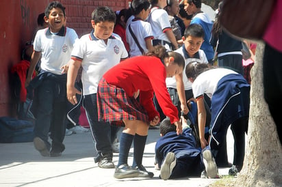 El secretario de Educación, Emilio Chuayffet, anunció 15 medidas para atender el acoso escolar del país; secretarios de educación del país urgen un diagnóstico nacional del problema.