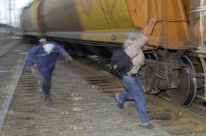 Un hombre identificado como Tiago Reyes, de 28 años de edad, originario de Honduras, falleció luego que fuera arrollado por un tren. (Archivo)