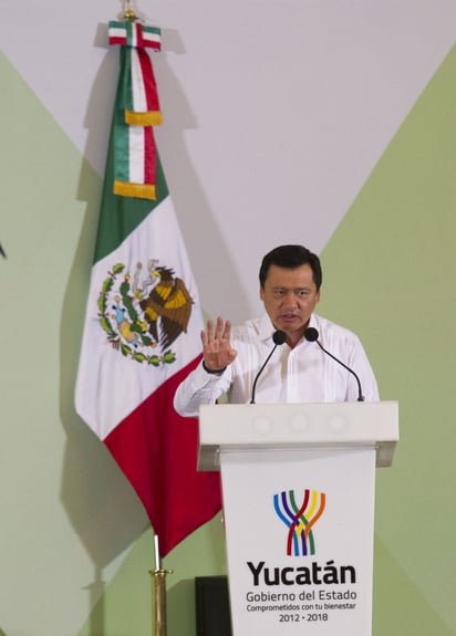 Conferencia. El secretario de Gobernación, Miguel Ángel Osorio Chong, ofreciendo una conferencia de prensa durante la clausura.