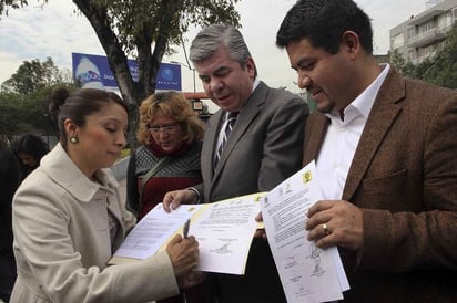 Solicitan. Los perredistas Esthela Damián Peralta, AuroraMelo, Raúl Flores y CarlosAugustoMorales al entregar el documento para solicitar la remoción de Pedro Joaquín Coldwell.