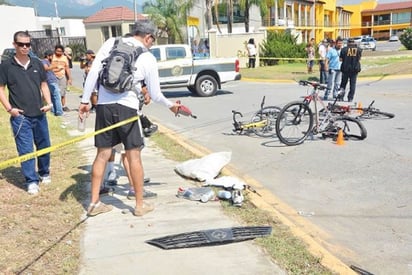 Testigos. Algunos de los ciclistas y vecinos de la zona.