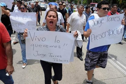 Exigen. Reporteros en marchas para exigir que aparezca