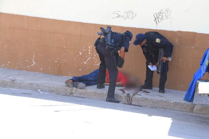 Elementos del Grupo de Armas y Tácticas Especiales, abatió a tiros a un presunto delincuente que participó junto con otros tres en la ejecución a tiros de tres civiles. (El Siglo de Torreón)