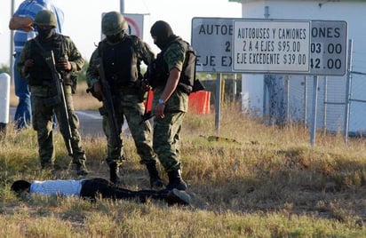 El titular de la Sedena, Salvador Cienfuegos Zepeda, dijo que incrementarán la presencia militar en Nuevo León y Tamaulipas. (Archivo)