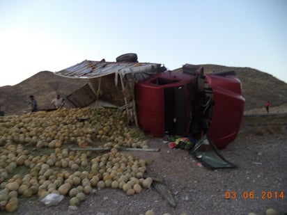 Accidente. El camión torton quedó volcado sobre su costado derecho.