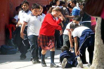 Insultos. La mujer asegura que lo único que hicieron los directivos para detener las agresiones fue cambiarlo de salón a otra clase.