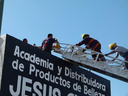 Los hechos habrían ocurrido luego de que el hombre tocara accidentalmente con su cabeza uno de los cables. (El Siglo de Torreón)