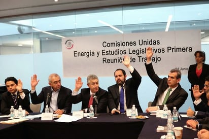 Comisiones. Los senadores Salvador Vega Casillas, David Penchyna Grub, Raúl Gracia Guzmán y Miguel Ángel Chico Herrera, en la reunión de los integrantes de las Comisiones Unidas Energía y Estudios Legislativos.