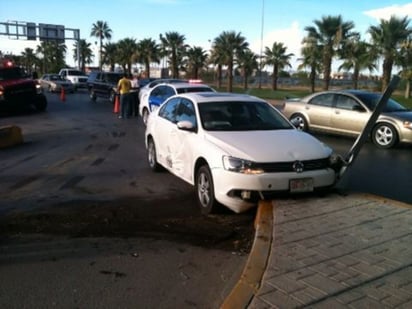 Choque. Debido al accidente el combustible de ambas unidades quedó derramado sobre la carretera, por lo que acudieron los Bomberos.