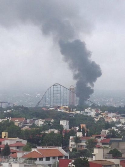 No se reportan lesionados por el incendio en el parque Six Flags. (Twitter) 