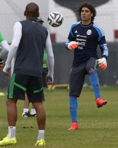 En los pocos minutos que se tuvo acceso al entrenamiento se pudo observar a Guillermo Ochoa con mayor actividad y a un Jesús Corona más serio en todos los sentidos. (EFE)