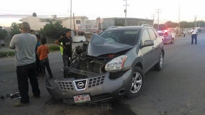 Debido al fuerte impacto los vehículos involucrados quedaron atravesados en la carretera y fue necesario retirarlos con una grúa.