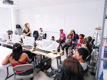 Estudiantes.  Tres generaciones de adolescentes han cursado la secundaria en el centro comunitario; los egresados estudian prepa y son universitarios.