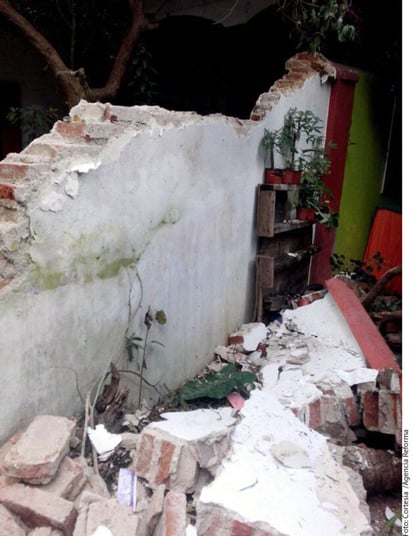 Daños. De la fachada de la catedral se desprendieron fragmentos.