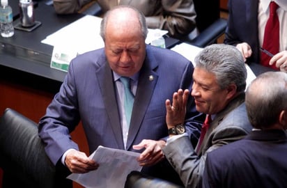 Sesión. Los legisladores Carlos Romero Deschamps y David Penchyna durante la primera sesión del segundo extraordinario. (EL UNIVERSAL)