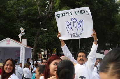 La protesta de por lo menos 150 médicos fue pacífica y se realizó en la plaza de los Héroes de la Independencia en esta ciudad. (NOTIMEX)