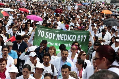 Piden liberación. Respaldan a los 16 médicos a quienes se les dictó formal prisión.