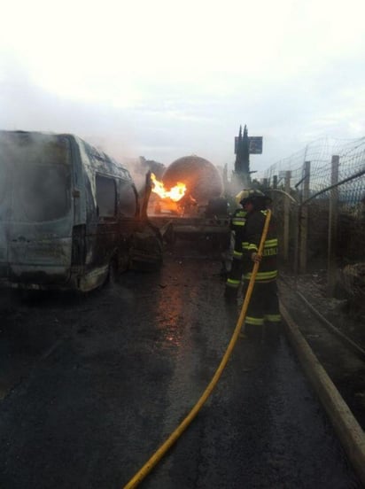 La Policía Federal confirmó que cinco personas resultaron lesionadas en el choque e incendio de una pipa de gas y una camioneta en la autopista Chamapa-La Venta. (Twitter @NTelevisa_com)