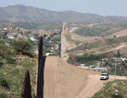 Migrantes. Este es el muro fronterizo ubicado en Sonora en donde continuamente migrantes pasan hacia los EU.