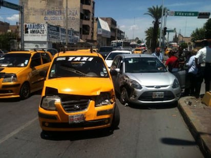 Fuerte. Así terminaron ambos  vehículos que participaron en la colisión registrada por el bulevar Revolución.